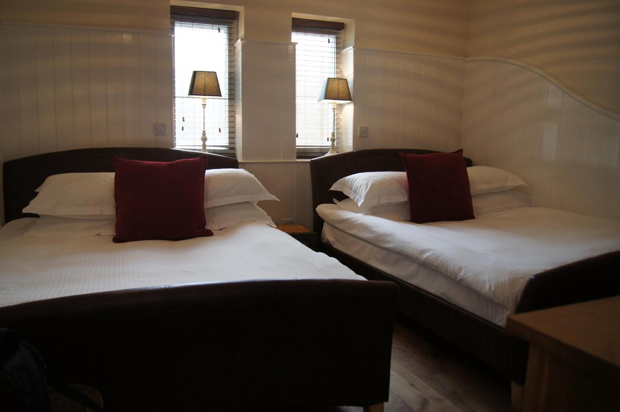 Romneys Apartments & Suites Кендал Номер фото